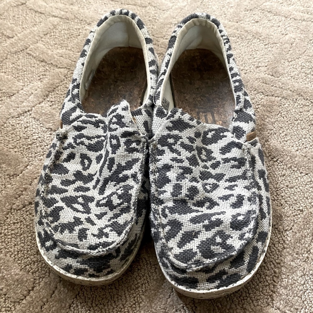 Hey Dude. Black & white. Women’s size 5. Kids size 4.